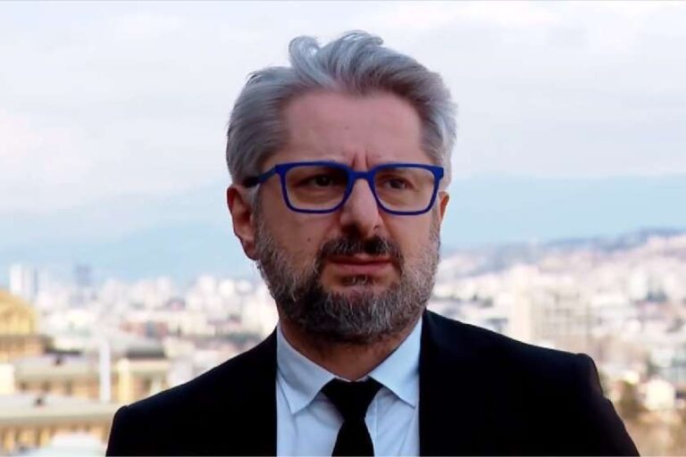 მოსამართლეს იგივე წარმატებით შეეძლო დაედგინა, რომ ნიკა მელია „კაციჭამიაა“, ბავშვებს იტაცებს - ადამიანმა წყალი შეასხა კი არა, საერთოდ, როგორ უძლებს ნერვები ყველა ჩვენგანს - ნიკა გვარამია