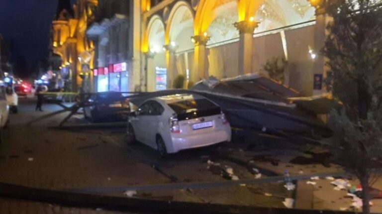 ბათუმში, პიაცას მოედანთან ძლიერი ქარის გამო სამშენებლო ინვენტარის ჩამოშლის შედეგად, ცოლ-ქმარი დაშავდა