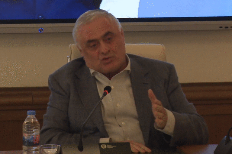 "იმედში" სპეცრაზმის შეჭრისას კუთხეში ვიყავით მიგდებულები, გიორგი თარგამაძე გამოიყვანეს ქოლგით, გაიყვანეს ჩვეულებრივად, ჩვენ, პარლამენტის წევრები ტყვეებივით ვყავდით -ვიქტორ ჯაფარიძე