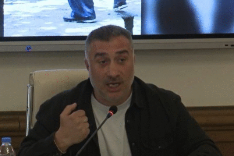 როგორია, რომ უყურებ როგორ სცემენ შენ თვალწინ გამეტებით ჟურნალისტ გოგონას - მერაბ ჭიქაშვილი 2009 წლის 15 ივნისის დარბევაზე