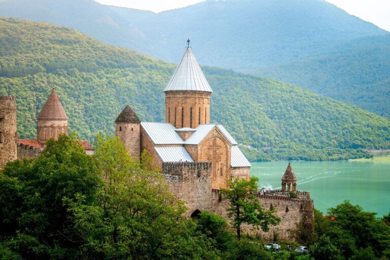 "საქართველო, ევროპის მალული მარგალიტი შავ ზღვასა და კავკასიის მთებს შორის, თავის აღმოჩენას ელოდება"-The Daily Express