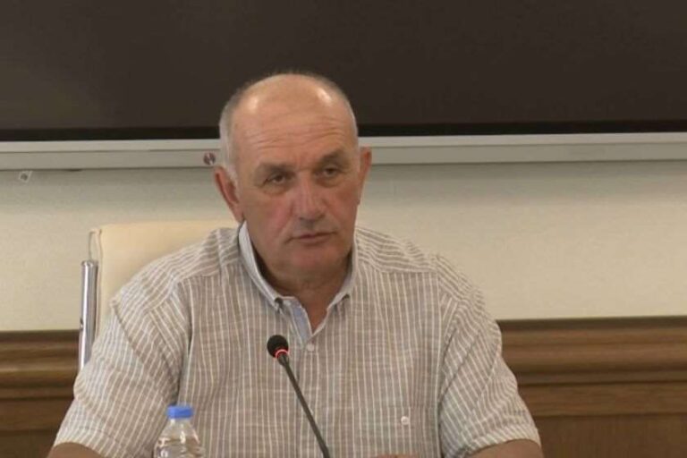 წაიყვანეს მანქანისკენ, არაფერი უჩვენებიათ. გამოგვყევით ქალაქის მთავარ სამმართველოშიო, ვჯდები მანქანაში და გასაღები ამოუცლიათ - გია ანსიანი დავით ცინდელიანის გატაცებაზე