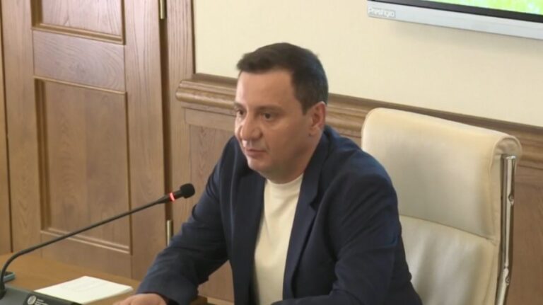 გულუბრყვილოდ ვუთხარი, ასე რატომ მწირავთ, ჩემი და ადეიშვილის შვილი კლასელები არიან-მეთქი, ოთახში შემოვიდა ზურაბ ადეიშვილი, რომელიც მეუბნება, რომ ამ სიტყვების გამო, მე უფრო დავისჯებოდი - საუბარია მეორეკლასელ ბავშვებზე -ვალერი შოშიაშვილი
