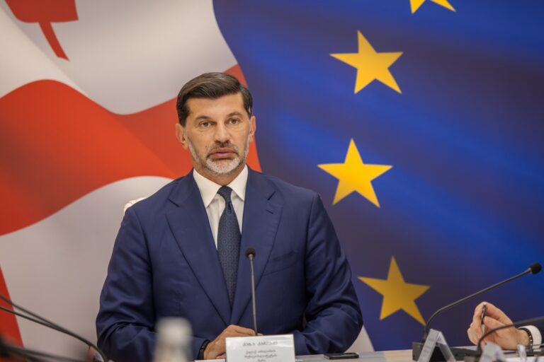 ყველას, ვინც ავარიულ კორპუსში ცხოვრობთ, მუნიციპალიტეტი გიდგებათ თავდებში და წელიწადნახევარ-ორ წელში ახალაშენებულ კორპუსში იმ ფართის ბინა გადმოგეცემათ, რაც გქონდათ - კახა კალაძე