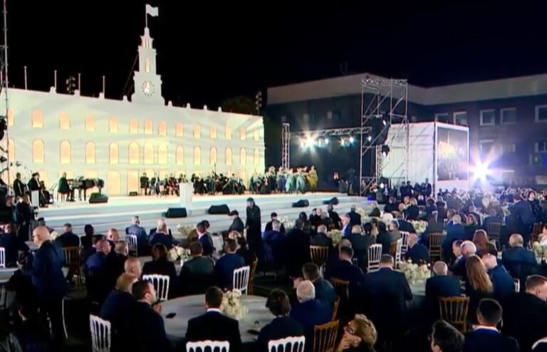 საპატიო თბილისელის წოდება 30 მოქალაქეს მიენიჭა - კახა კალაძემ მათ საპატიო თბილისელის წოდების სიგელთან ერთად, დედაქალაქის სიმბოლური გასაღებიც გადასცა