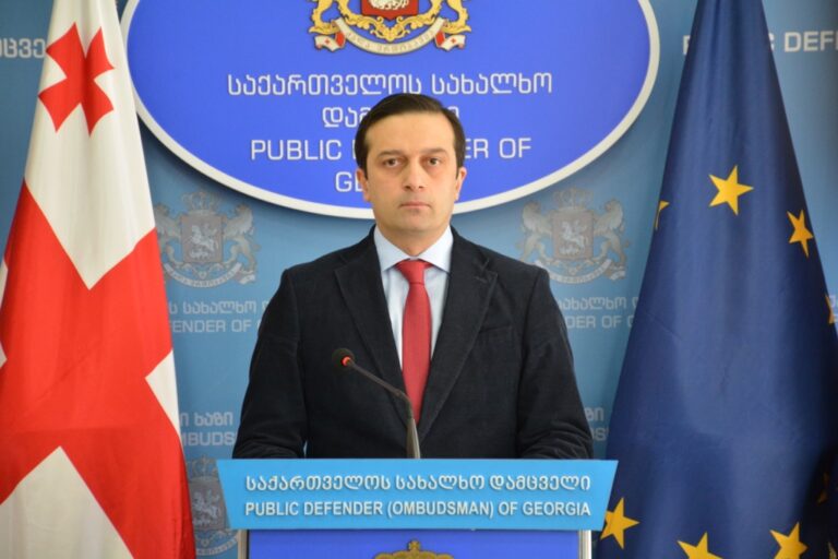 რუსთაველზე დაკავებული 11 პირი პოლიციის მხრიდან შესაძლო ძალის გადამეტებისა და არასათანადო მოპყრობის შესახებ საუბრობს - ომბუდსმენის აპარატი