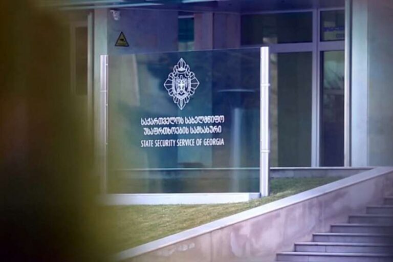 სახელმწიფო უსაფრთხოების სამსახურმა დიდი ოდენობით თაღლითობის, დიდი ოდენობით თაღლითობაში დახმარების და ყალბი ოფიციალური დოკუმენტის დამზადება-გამოყენების საქმეზე ორი პირი დააკავა