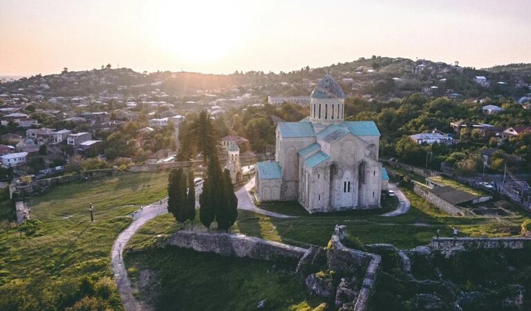 "ნატურალური ღვინოები, ხანგრძლივი ქვეითი მარშრუტები და ისტორია: შეუძლია თუ არა ქუთაისს პოპულარულ ტურისტულ მიმართულებად გადაიქცეს?"-Euronews