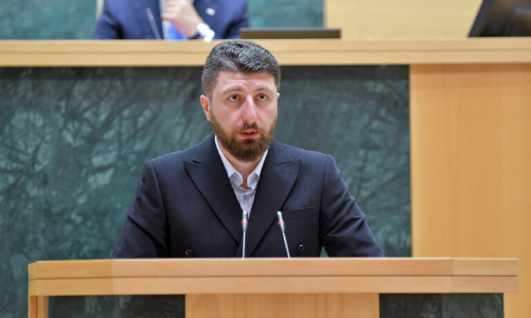უსამშობლო აგენტებმა მკაფიო პასუხები უნდა გასცენ კითხვებს, უნდა გაუქმდეს თუ არა ამერიკული ფარა, უნდა გაუქმდეს თუ არა გამჭვირვალობის კანონი? საზოგადოებას პასუხი გაეცით - კი ან არა -არჩილ გორდულაძე