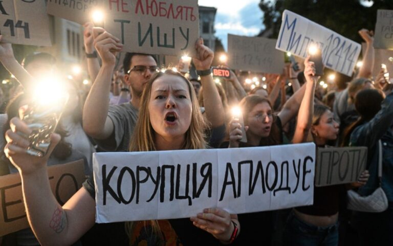 "უკრაინელები ზელენსკის უახლოეს გარემოცვაში არსებულ კორუფციას ებრძვიან, რასაც დიდმა ბრიტანეთმა მხარი უნდა დაუჭიროს"-The Daily Telegraph