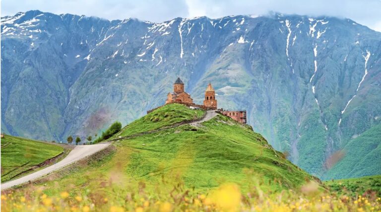 "მე ევროპის ისეთ ახალ პოპულარულ ადგილს ვეწვიე, რომელიც ავსტრალიელებს ჯერ არ უნახავთ: კავკასიის პატარა ქვეყანა მსოფლიოს მოგზაურებზე დაუვიწყარ შთაბეჭდილებებს ახდენს"-The Armidale Express